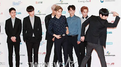 Loat sao Kpop pha tro tren tham do concert hoanh trang hinh anh