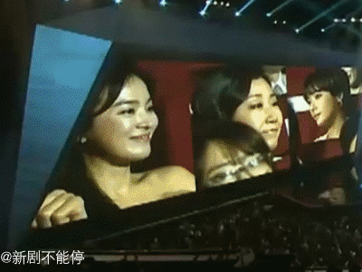 Khoanh khac Song Joong Ki am tham nam tay Hye Kyo gay chu y hinh anh