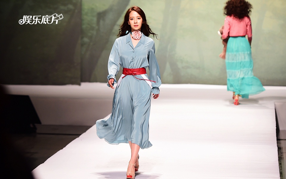 Song Ji Hyo thoi trang anh 10