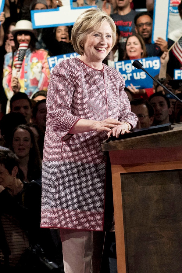 Hillary Clinton hứng gạch vì mặc áo  ảnh 1 Hillary Clinton hung gach vi mac ao anh 1