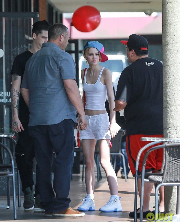 Con gái Johnny Depp gầy guộc ảnh 4 Con gai Johnny Depp gay guoc anh 4