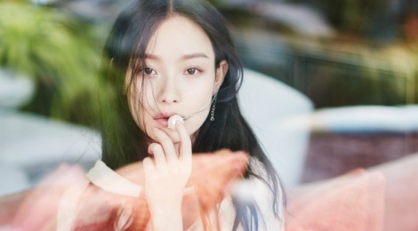 Nghe Ni khoe duong cong voi vay xuyen thau hinh anh