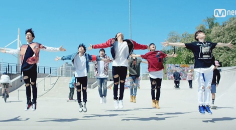 49 thi sinh boy group ‘chen chan’ trong MV mo man hinh anh