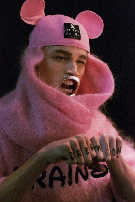 Trien lam thoi trang gay soc tai London anh 2