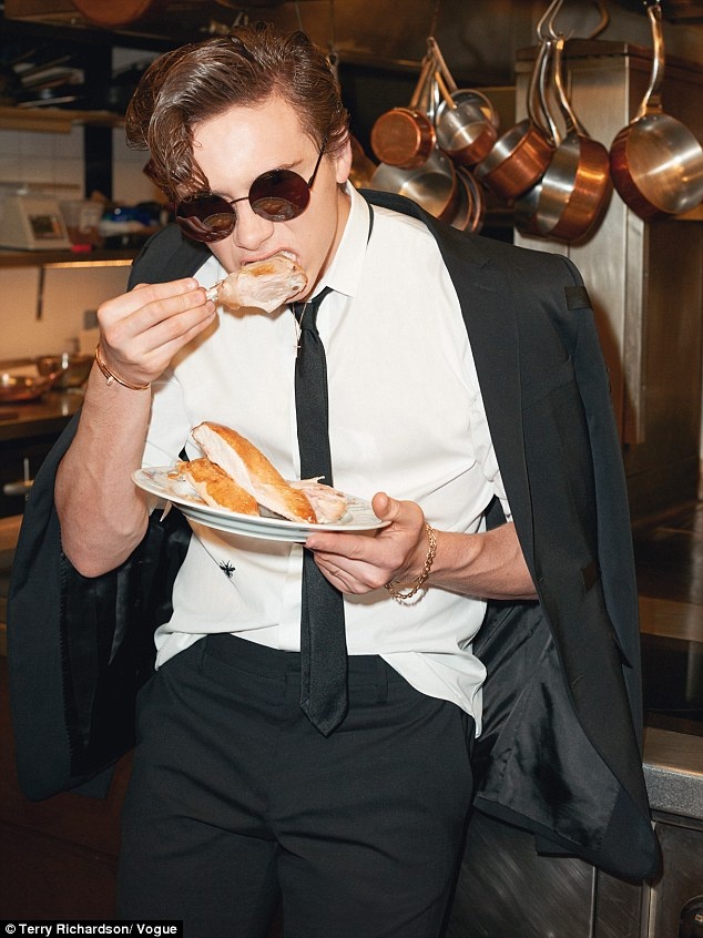 Victoria anh bia cua quy tu Brooklyn anh 2