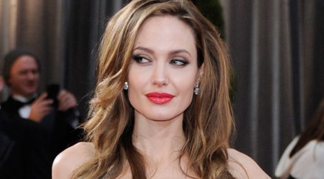 Angelina Jolie xem xet dong phim hinh su hinh anh