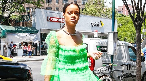 5 bo canh cua Rihanna mang cam hung cong chua Disney hinh anh