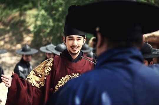 Yoo Seung Ho gia gai trong phim moi anh 4
