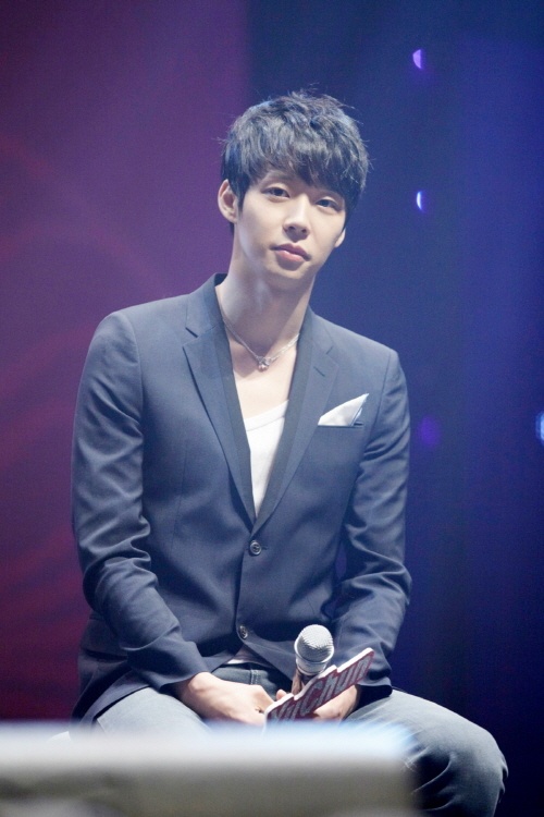 Park Yoochun bi kien tan cong tinh duc anh 1