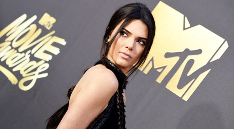 Kendall Jenner phan phao cuu sieu mau che bai hinh anh