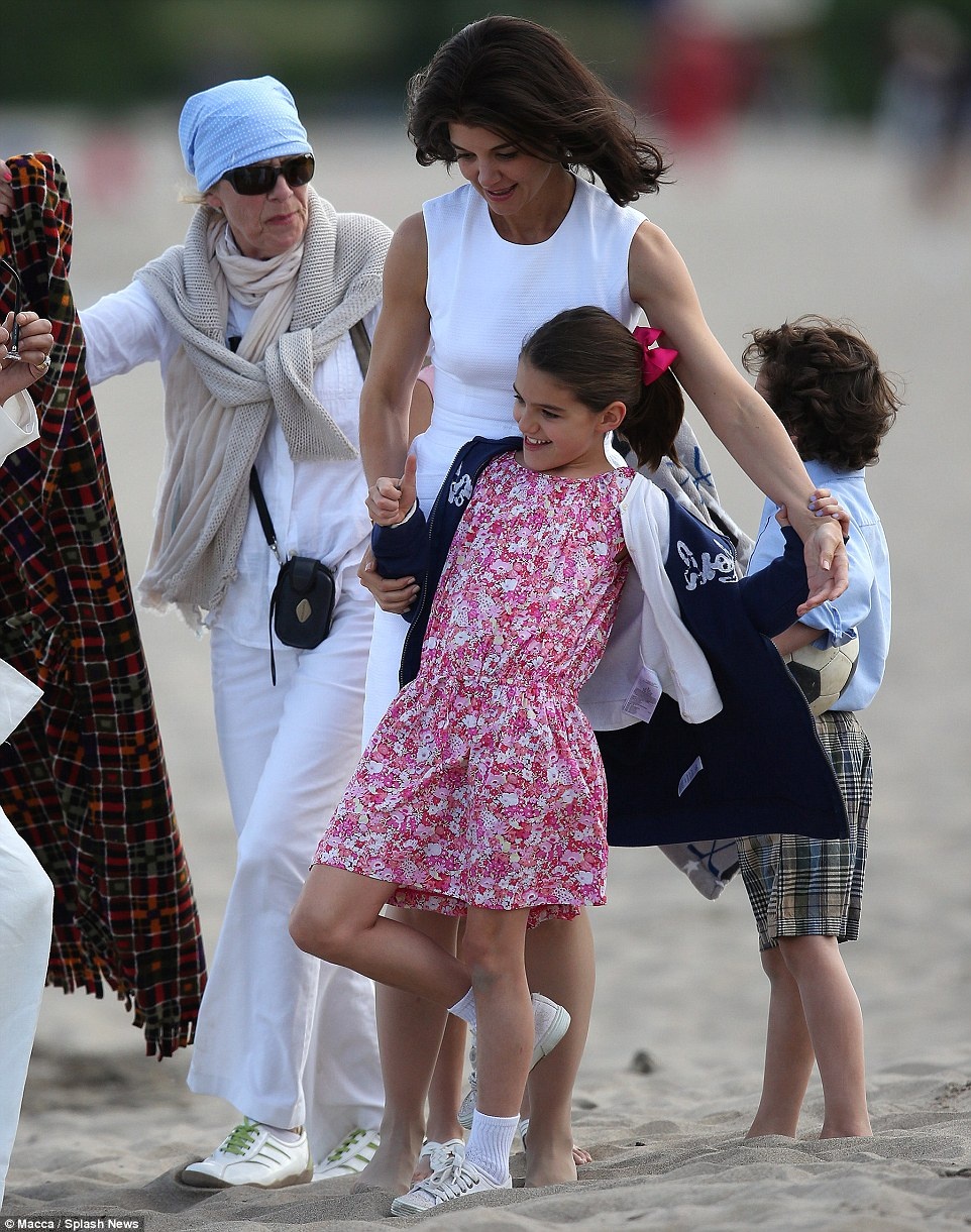 Con gai Tom Cruise khong buon vi vang bo anh 1