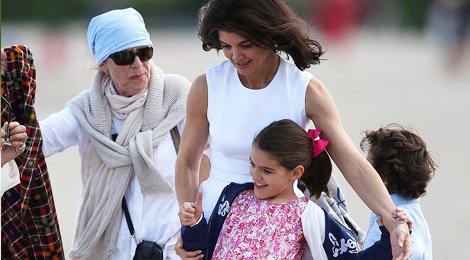 Con gai Tom Cruise vui dua voi me o truong quay hinh anh