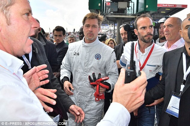 Brad Pitt dua xe hop anh 5