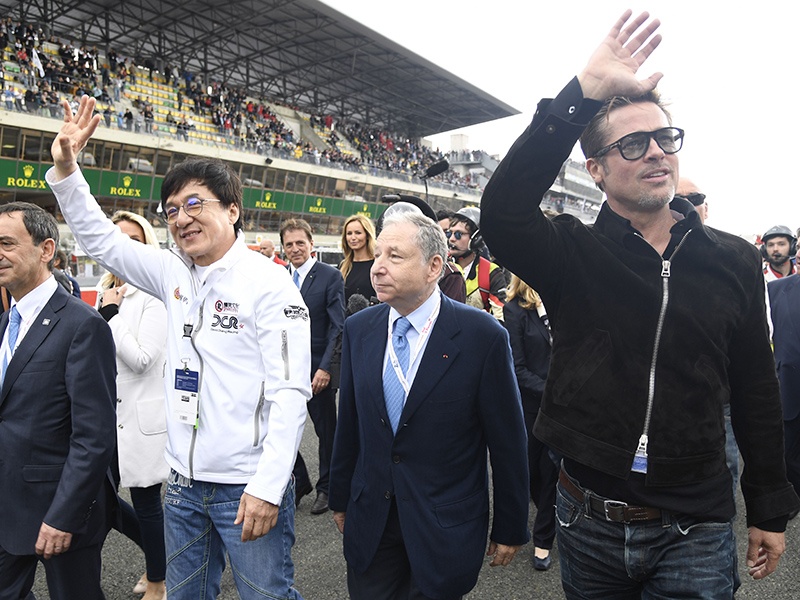 Brad Pitt dua xe hop anh 6