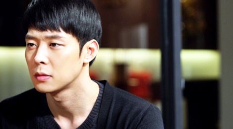 Park Yoochun bi nghi ‘am anh’ voi nha ve sinh hinh anh