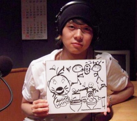 Park Yoochun am anh voi nha ve sinh anh 1