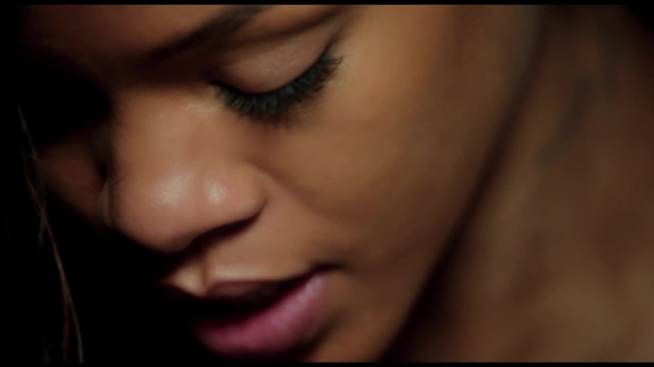 Rihanna bat khoc khi bieu dien Love The Way You Lie hinh anh