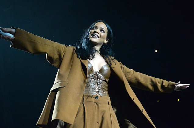 Rihanna bật khóc khi hát Love The Way You Lie ảnh 1 Rihanna bat khoc khi hat Love The Way You Lie anh 1