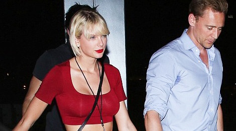 Taylor Swift bi nghi nang cap vong mot hinh anh