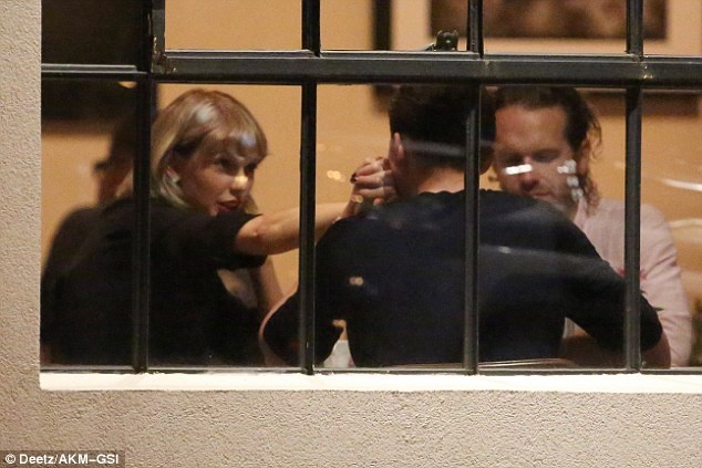 ‘Loki’ lien tuc hon tay Taylor Swift khi hen ho anh 3