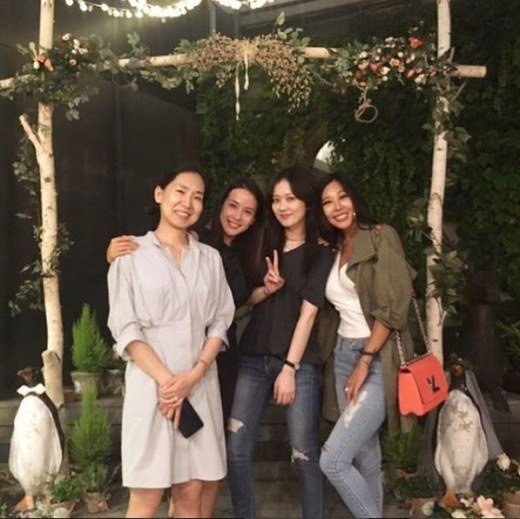 Lễ cưới ‘kì lạ’, thân mật của mỹ nhân ‘Nữ hoàng Seon Duk’ ảnh 3 Le cuoi ‘ki la’, than mat cua my nhan ‘Nu hoang Seon Duk’ anh 3