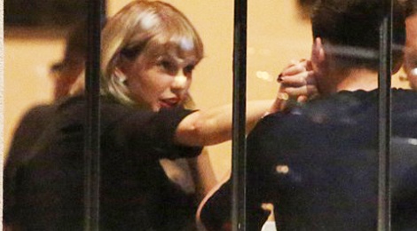 ‘Loki’ lien tuc hon tay Taylor Swift trong bua toi hinh anh