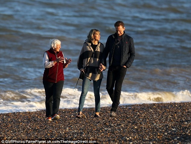 Taylor Swift va Tom Hiddleston di dao anh 4