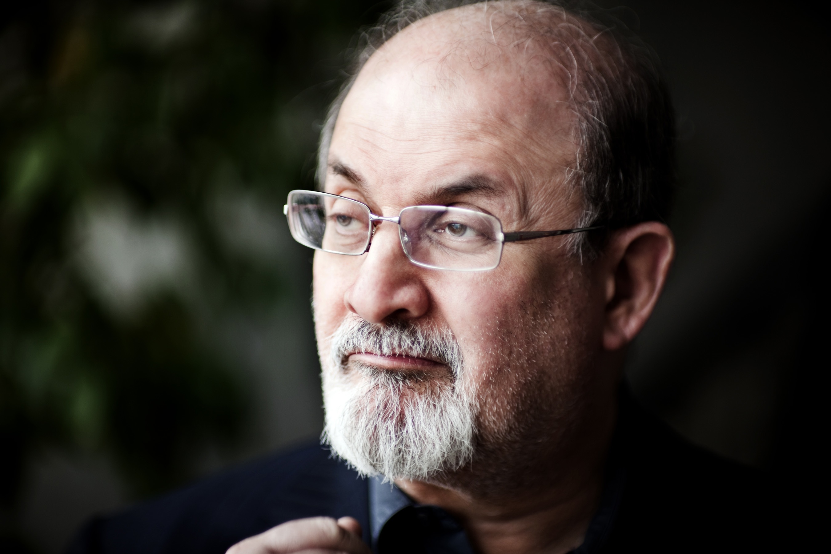 Salman Rushdie thach thuc cai chet de sang tao su huyen dieu hinh anh