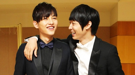 Song Joong Ki bi don di bar cung dien vien dinh an hiep dam hinh anh