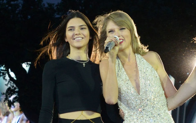 Paris Hilton, Kylie Jenner dap tra MV cua Kanye West hinh anh