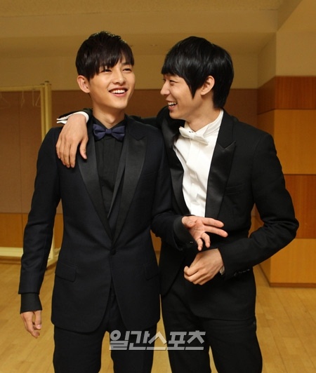 Ro nghi van Song Joong Ki di bar voi Park Yoochun anh 2