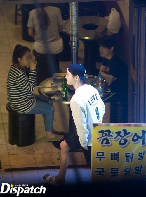 Ro nghi van Song Joong Ki di bar voi Park Yoochun anh 3