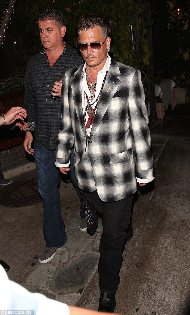 Johnny Depp xuat hien tieu tuy,  ne mat bao chi giua on ao ly hon anh 1