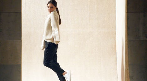 Victoria Beckham gay hieu ung thoi trang vi di sneaker hinh anh