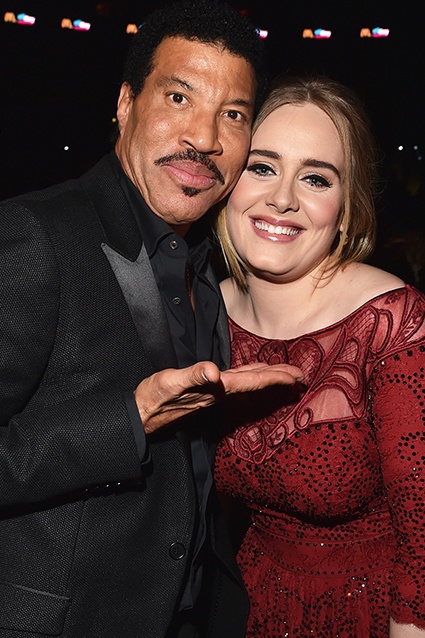 Adele bị ca sĩ kỳ cựu ‘săn đón’ bằng được ảnh 1 Adele bi ca si ky cuu ‘san don’ bang duoc anh 1