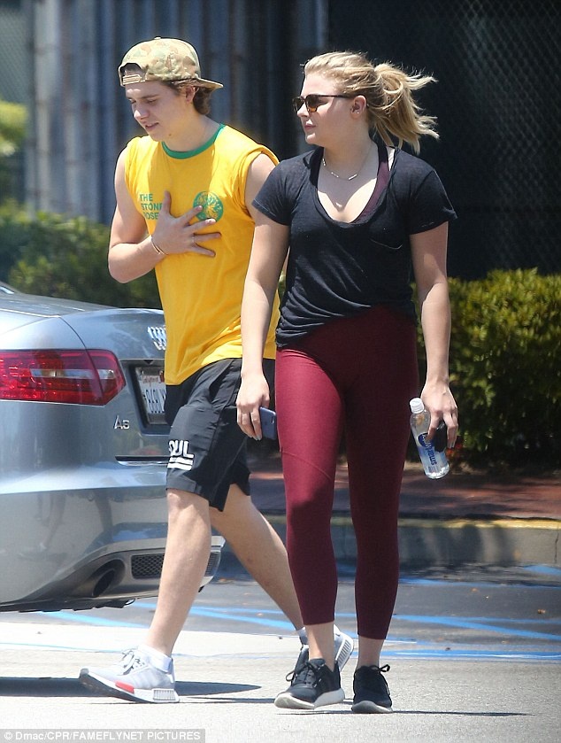 Ban gai Brooklyn Beckham ‘nghien’ quan legging khi hen ho anh 1