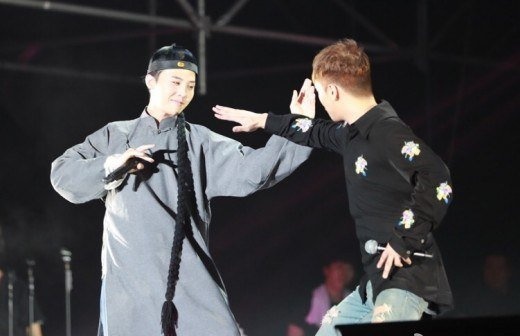 G-Dragon và Seungri đấu võ thuật trên sân khấu  ảnh 1 G-Dragon va Seungri dau vo thuat tren san khau anh 1