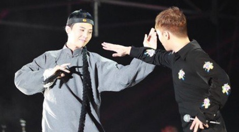 G-Dragon va Seungri dau vo thuat tren san khau hinh anh