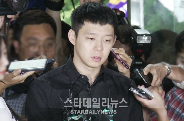 Yoochun bị tố bám theo vũ công thoát y ở nhà vệ sinh  ảnh 1 Yoochun bi to bam theo vu cong thoat y o nha ve sinh anh 1