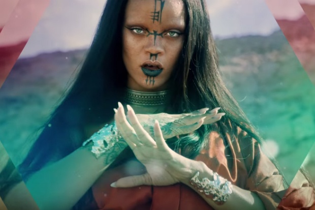 Rihanna hoa di nhan, Fergie ho bao trong MV moi hinh anh