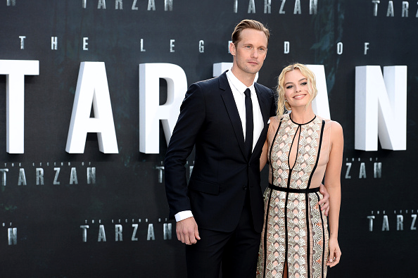 &lsquo;Tarzan&rsquo; giup nguoi dep tranh ho henh tren tham do anh 1