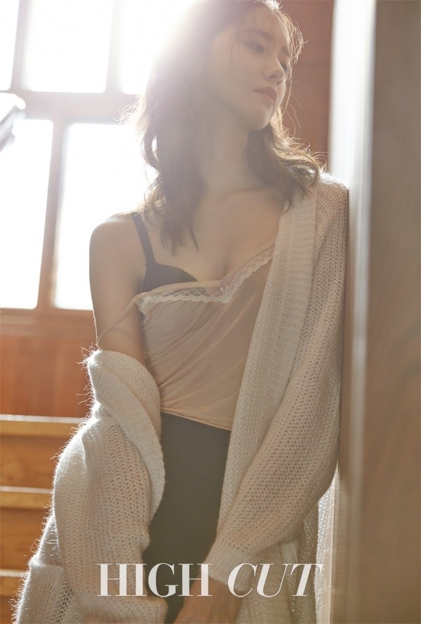 Yoona (SNSD) tre nai goi cam tren tap chi anh 2