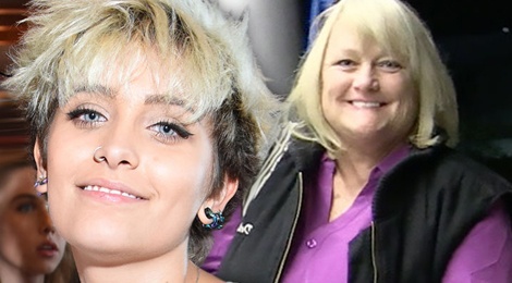 Con gai Michael Jackson han gan voi me de hinh anh