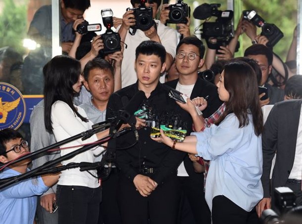 ADN cua Yoochun trung khop tren do lot cua nhan vien quan bar anh 1