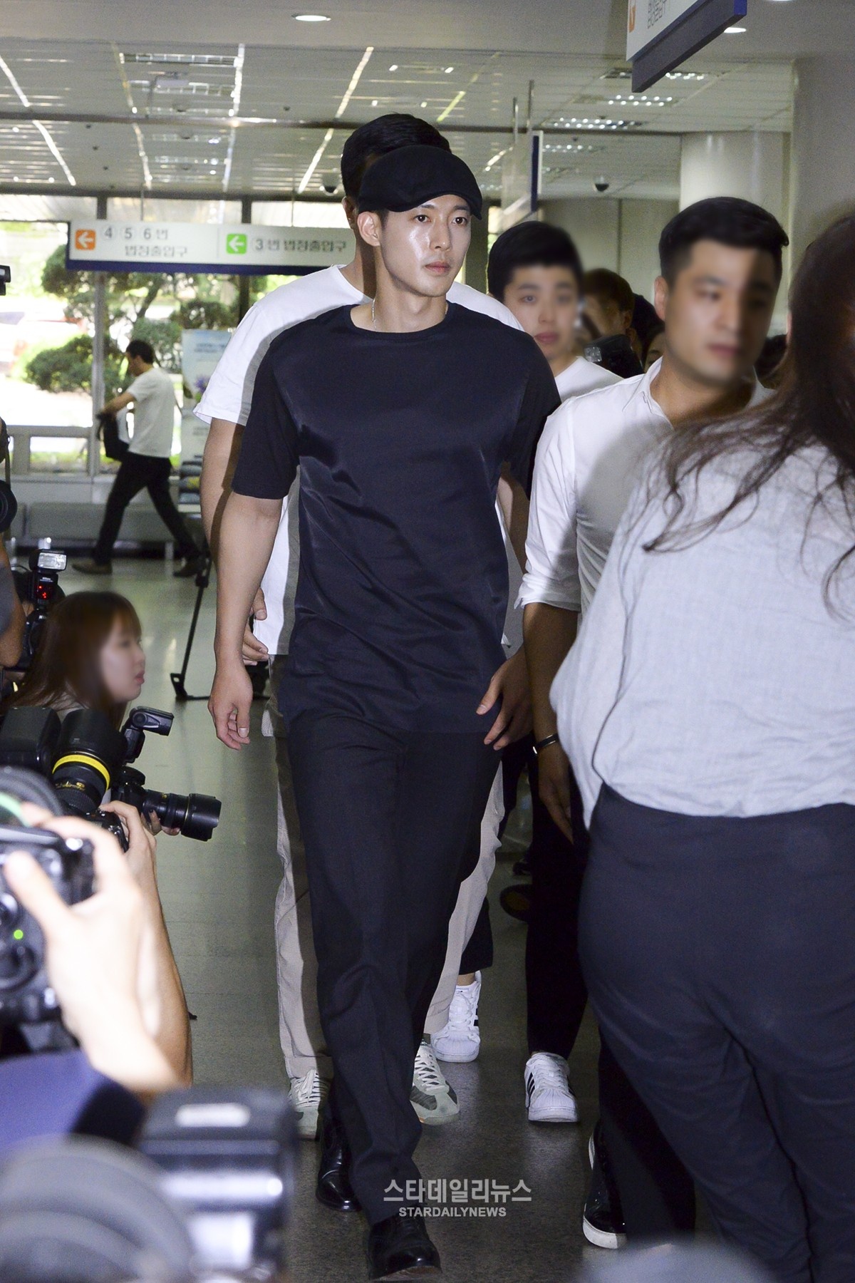 Fan ung ho Kim Hyun Joong khi den toa anh 1