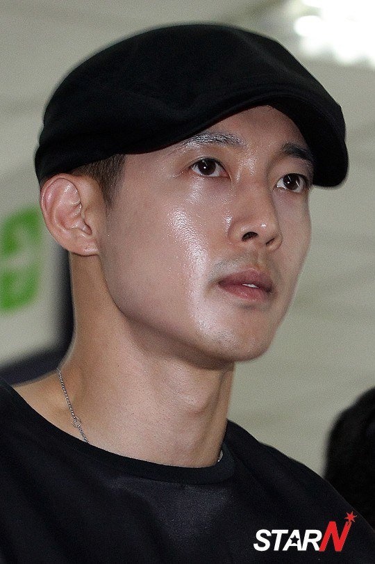 Fan ung ho Kim Hyun Joong khi den toa anh 7