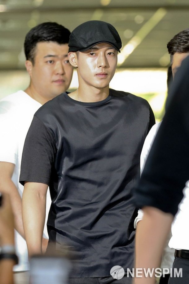 Fan ung ho Kim Hyun Joong khi den toa anh 2