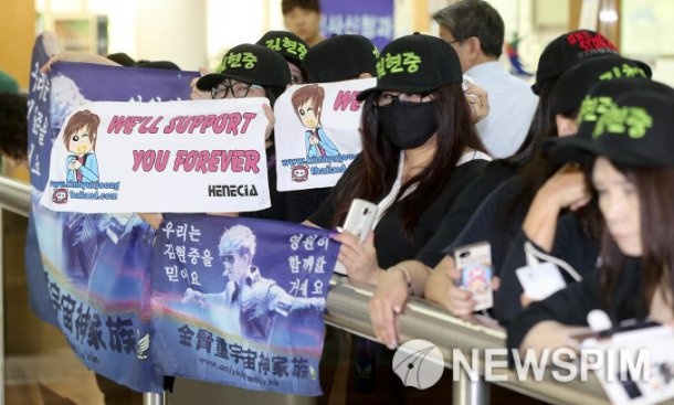 Fan ung ho Kim Hyun Joong khi den toa anh 3