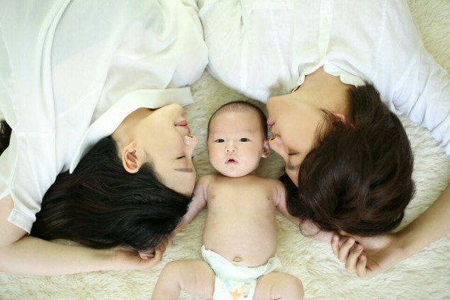 Ông bố trẻ nhất Kpop khoe con mới sinh ảnh 2 Ong bo tre nhat Kpop khoe con moi sinh anh 2