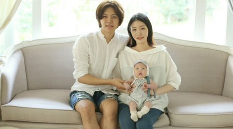 Ong bo tre nhat Kpop khoe quy tu moi sinh hinh anh